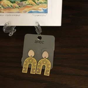 Avec-NWT-Women’s Gold and Yellow Lace Cutwork Arch Drop Earrings